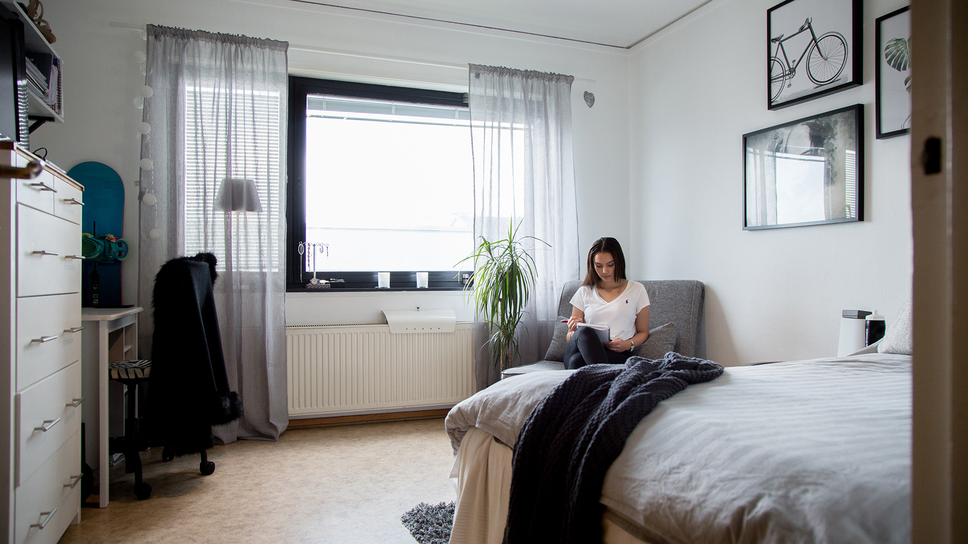 Man inreder själv rummet på Skanskagymnasiets internat. Du inreder själv rummet efter dina önskemål på internatet.