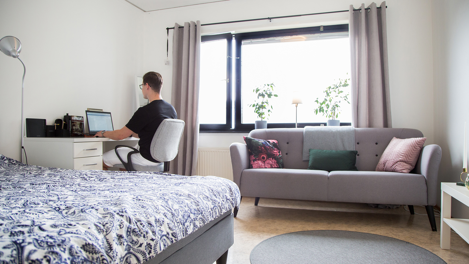 Rummen på internatet har tillgång till bredband och möjlighet till anslutning för kabel-tv. Rummen på internatet har tillgång till bredband och möjlighet till anslutning för kabel-tv.